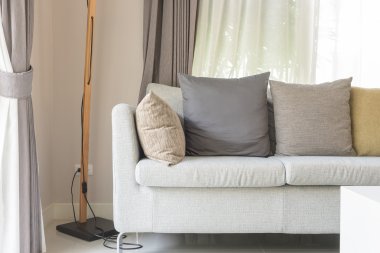 Modern oturma odası tasarımı ile gri kanepe 