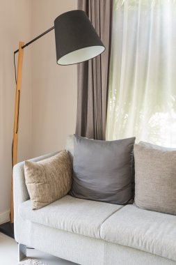 Modern oturma odası tasarımı ile gri kanepe 