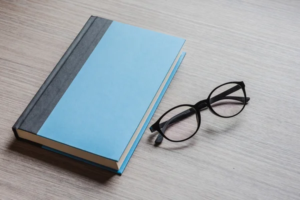 Czarne okulary i niebieski notatnik — Zdjęcie stockowe