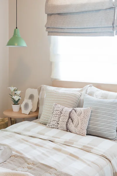 ahşap masa üzerinde çiçek ve resim çerçevesinin vazo ile yeşil lamba