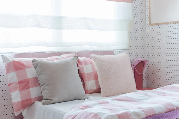 Kuddar på sängen i rosa färg tonar sovrum — Stockfoto