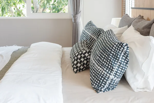 Czarno-białe poduszki na łóżko w sypialni nowoczesne — Zdjęcie stockowe