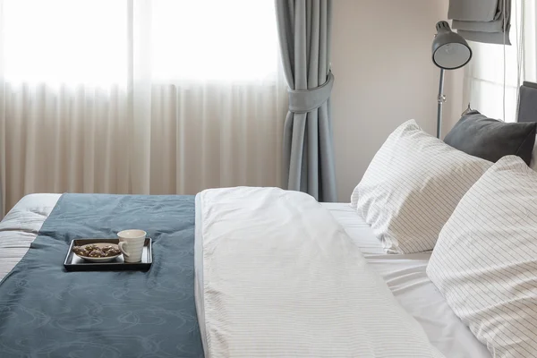 Modern bedroom design with white bed — Stock Photo, Image