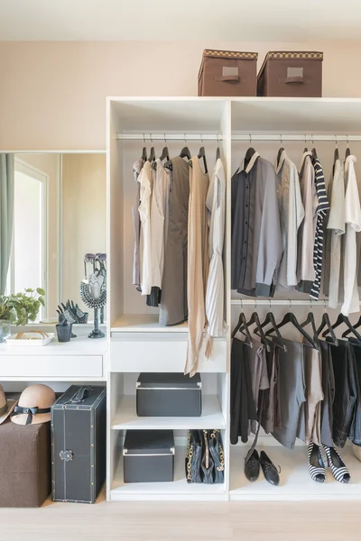 gömlek ve pantolon asılı ile beyaz gardrop 