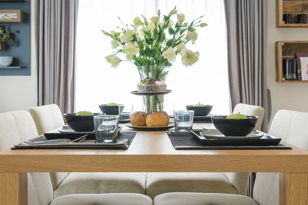 Tabellen på träbord i dinning room design — Stockfoto