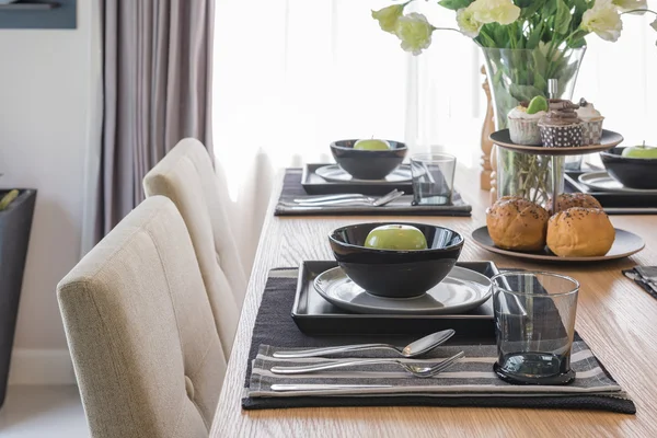 Mesa puesta en mesa de madera en comedor —  Fotos de Stock