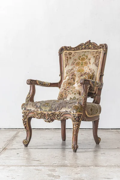 经典的椅子风格复古的房间里 — 图库照片