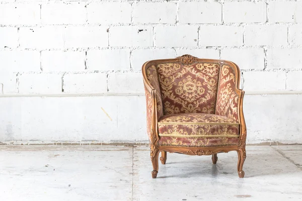 经典的椅子风格复古的房间里 — 图库照片