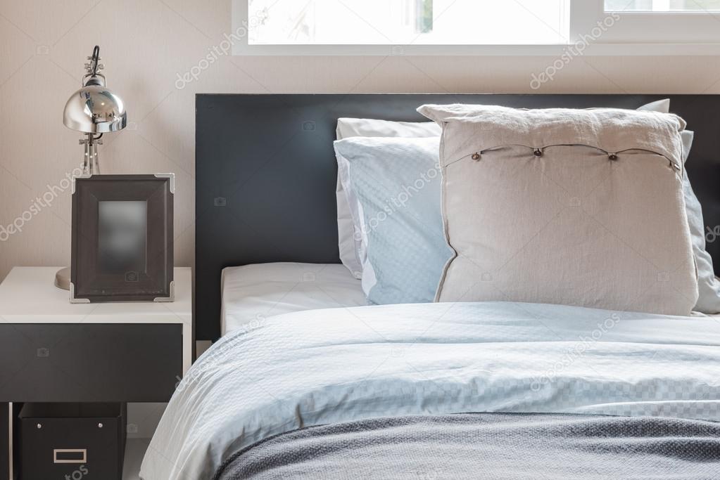 Tek Kişilik Yatak ve modern lamba ile modern yatak odası — Stok Foto