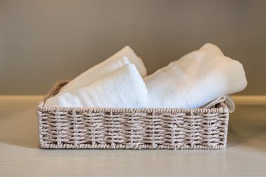 havlu sepeti ahşap wardorbe üzerinde