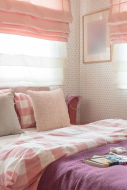 pembe renk tonu yatak odasında yatak yastık