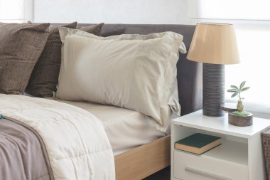 Beyaz ahşap masa lambası modern yatak odası tasarımı 