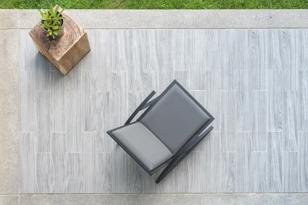 Сучасний сірий шкіряний стілець з вазою рослини на терасі — стокове фото