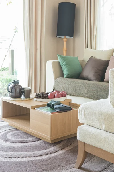 Diseño moderno de la sala de estar con mesa de madera en la alfombra — Foto de Stock