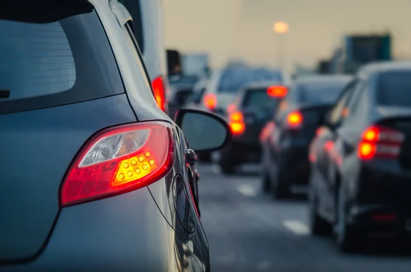 Atasco de tráfico con fila de coches en la autopista — Foto de Stock