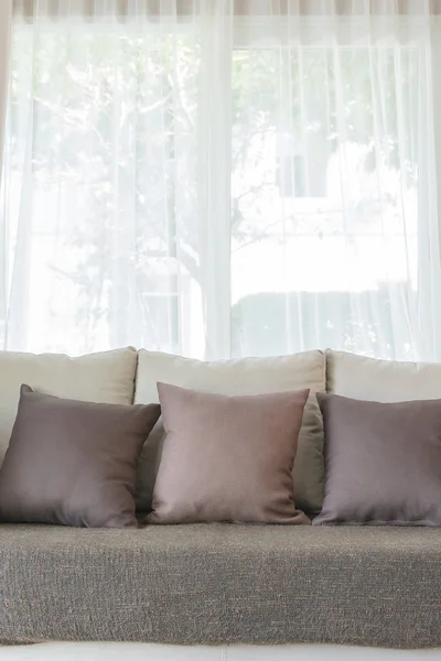 Canapé moderne et ensemble d'oreillers dans le design moderne de la chambre — Photo