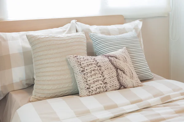 Conjunto de almohadas en cama moderna en dormitorio moderno — Foto de Stock