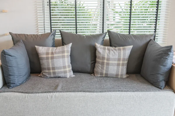 Set van kussens op moderne sofa in moderne woonkamer — Stockfoto