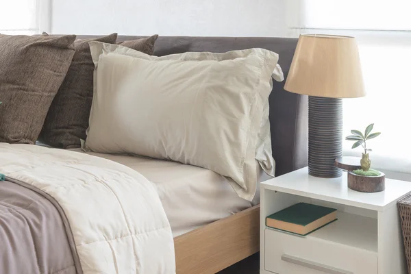 Diseño moderno dormitorio con lámpara sobre mesa de madera blanca —  Fotos de Stock