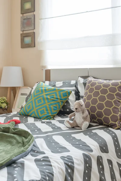 白いベッドとモダンなランプの上にカラフルな枕で子供の寝室 — ストック写真