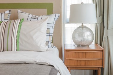 modern yatak beyaz yatakta renkli yastıklar