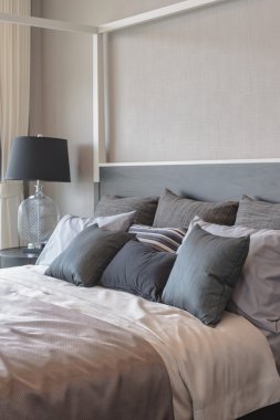 yastık yatak ve lüks siyah lamba tarzı ahşap masa tarafında üzerinde 