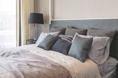 yastık yatak ve lüks siyah lamba tarzı ahşap masa tarafında üzerinde 