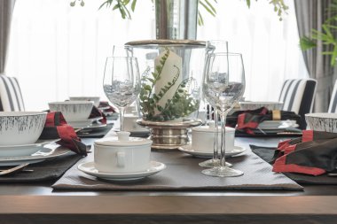 Tablo lüks yemek odasında ahşap tablo ayarlama 