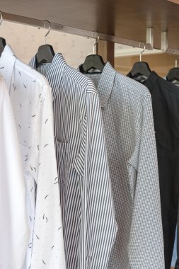 siyah ve beyaz renk tonu formaları asılı 