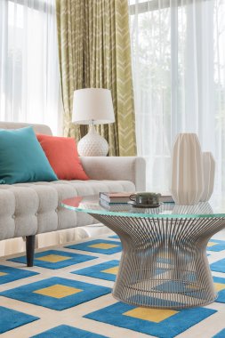 Klasik koltuk stil üzerinde renkli yastıklar 