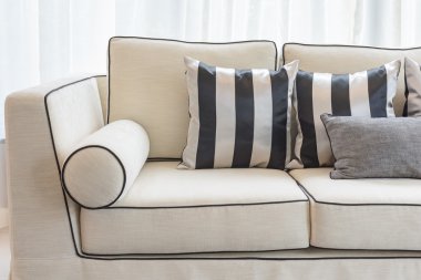 Beyaz elegance kanepe lüks yaşamak içinde siyah ve beyaz yastıklar ile