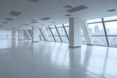 büyük pencere ile boş ofis
