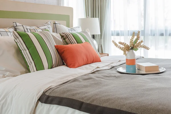 Almohadas de colores en la cama blanca en el dormitorio moderno — Foto de Stock