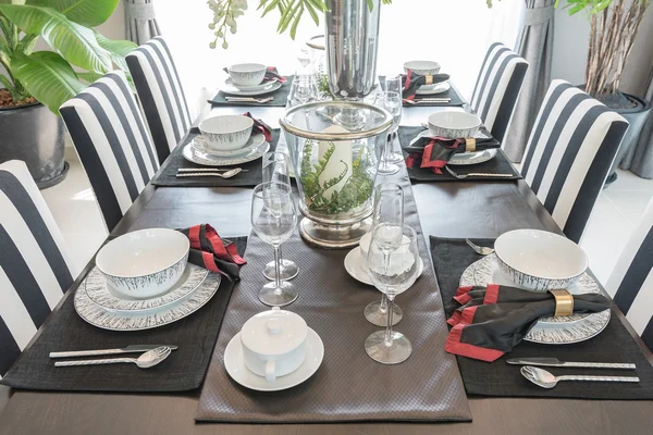 Mesa puesta en mesa de madera en comedor de lujo — Foto de Stock