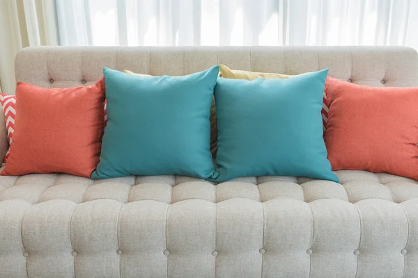 Travesseiros coloridos no estilo clássico sofá — Fotografia de Stock