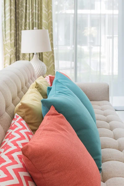 Almohadas de colores en el estilo clásico sofá — Foto de Stock