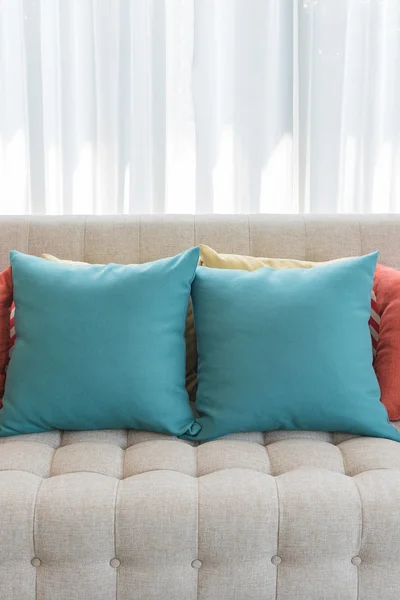 Travesseiros coloridos no estilo clássico sofá — Fotografia de Stock