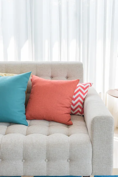 Almohadas de colores en el estilo clásico sofá — Foto de Stock