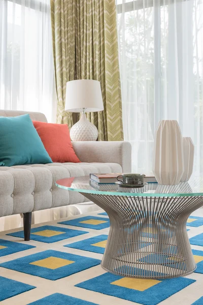 Klasik koltuk stil üzerinde renkli yastıklar 