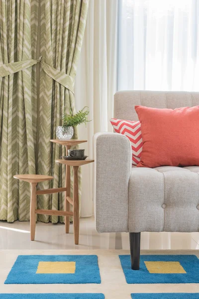Cuscini colorati su divano classico — Foto Stock