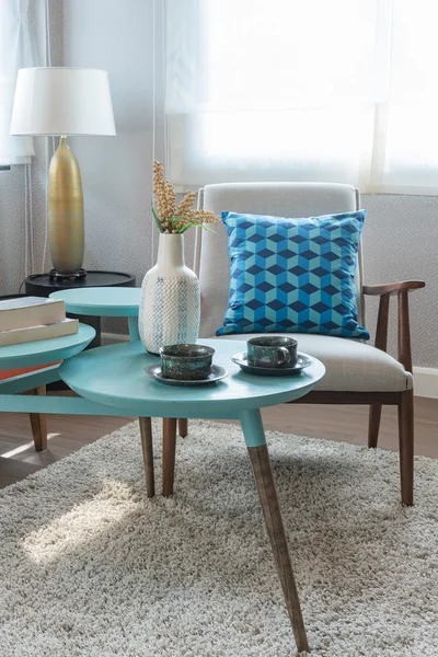 renkli yastıklar ve modern oturma odasında yuvarlak masa 