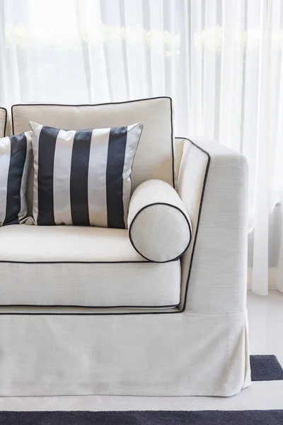 Biały elegancja kanapa z czarno-białe poduszki w luksusowych livin — Zdjęcie stockowe