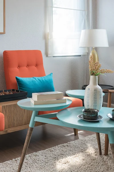 Cuscini colorati e tavolo rotondo in soggiorno moderno — Foto Stock