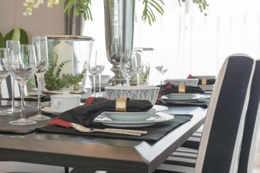 Tablo lüks yemek odasında ahşap tablo ayarlama 