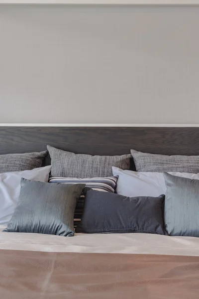 Set di cuscini di colore nero su letto di lusso in camera da letto — Foto Stock