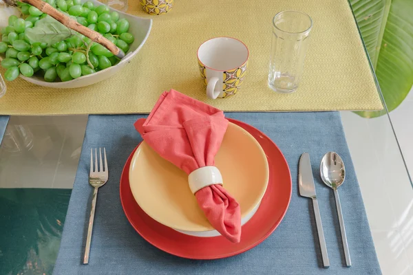 Mesa puesta en mesa de comedor en colorido comedor — Foto de Stock