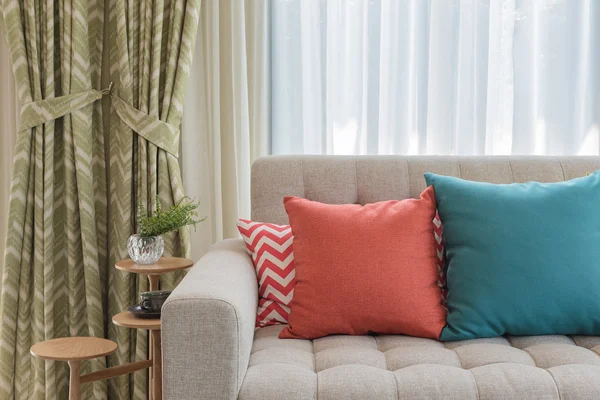 Klasik koltuk stil oturma odasında üzerinde renkli yastıklar — Stok fotoğraf