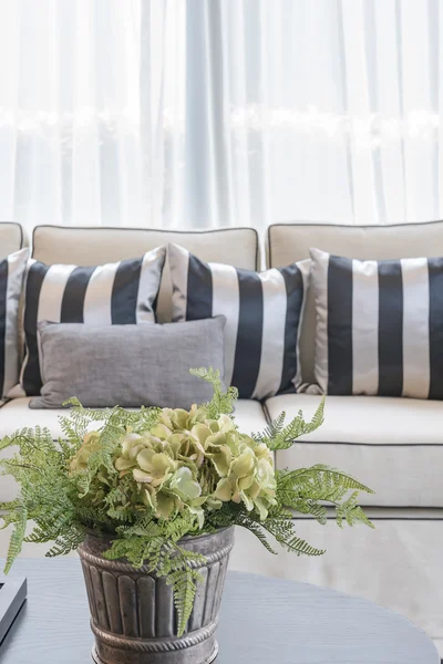 Vit elegans soffa med svarta och vita kuddar i lyx livin — Stockfoto