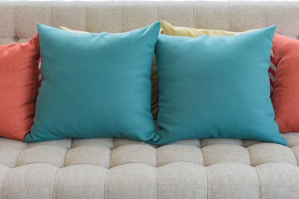 Almohadas de colores en el estilo clásico sofá en la sala de estar — Foto de Stock