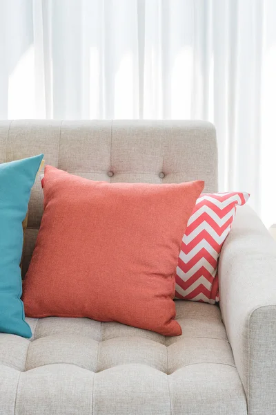 Almohadas de colores en el estilo clásico sofá en la sala de estar — Foto de Stock